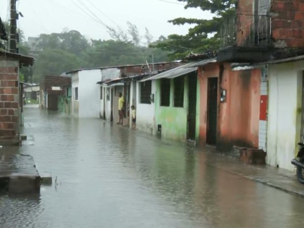 Moradores ficam ilhados após casas alagarem durante as chuvas em João Pessoa. — Foto: Reprodução/TV Cabo Branco