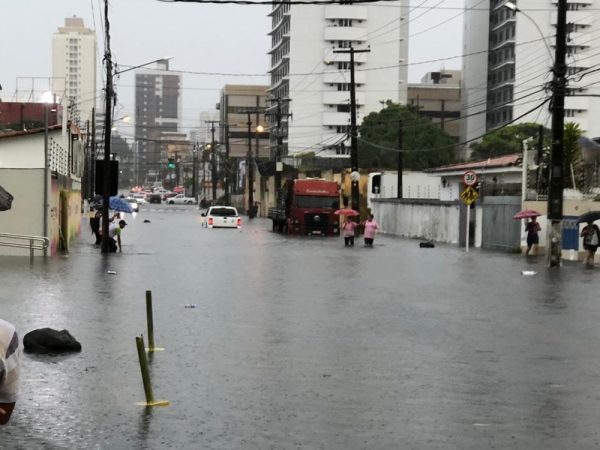 Trânsito ficou complicado nas primeiras horas desta quarta-feira (3) na capital potiguar — Foto: Juan Saavedra