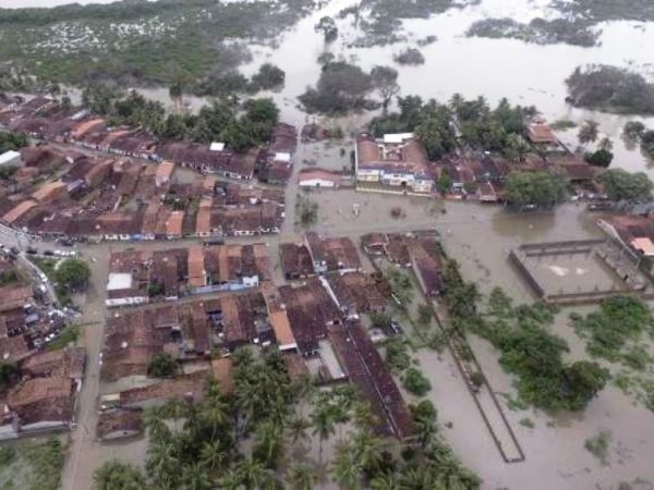 A chuva em parte do nordeste obrigou milhares de pessoas a deixar as casas — Foto: Divulgação