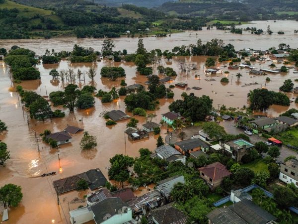 Vista aérea de área inundada perto do rio Taquari, na cidade de Encantado, no Rio Grande do Sul
01/05/2024 REUTERS/Diego Vara