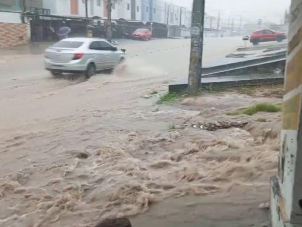 Fortes chuvas no bairro de Valentina, em João Pessoa, na manhã desta terça-feira (28) — Foto: TV Cabo Branco/Reprodução