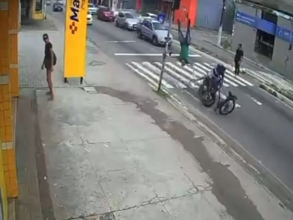 Ciclista gira no ar após ser atingido por moto em Natal — Foto: Reprodução