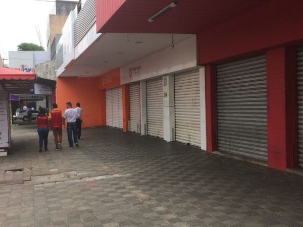 Lojas na Cidade Alta, em Natal, fecharam as portas após arrastão (Foto: Heloísa Guimarães/Inter TV Cabugi)