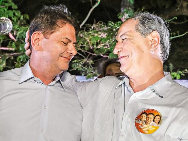 O senador recém-eleito Cid Gomes e o irmão Ciro, ex-presidenciável: apoio do PDT a Haddad em dúvida (Jarbas Oliveira/Parceiro/Agência o Globo)