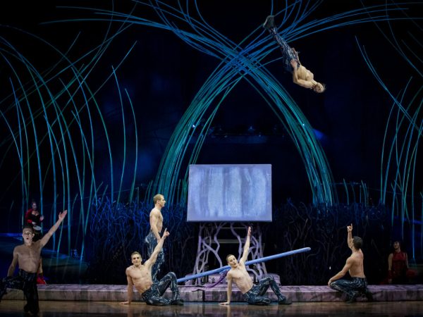 Artistas durante espetáculo do grupo Cirque du Soleil (Tristan Fewings/Getty Images)
