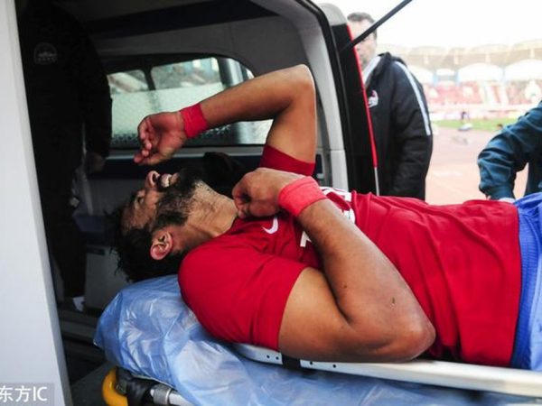 Ex-atacante do Flamengo chora muito após sofrer entrada no fim do primeiro tempo — Foto: Reprodução/Sina.com