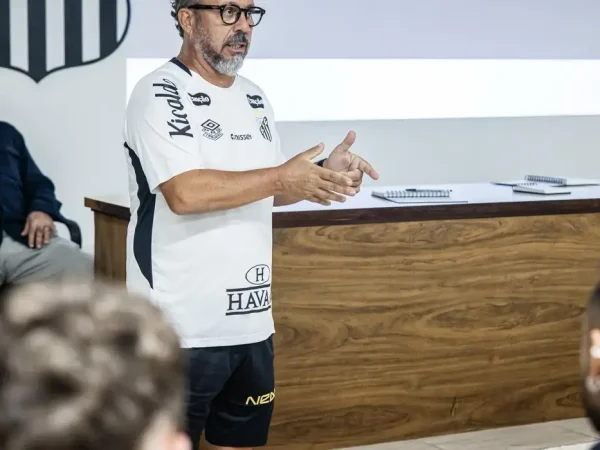 Cleber Xavier é contratado como novo técnico do Santos, em 29/04/2025