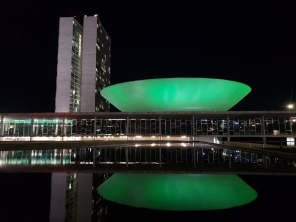 Cúpula da Câmara está iluminada de verde na noite desta sexta-feira - Pierre Triboli/Câmara dos Deputados