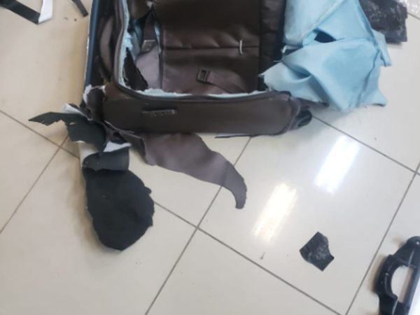 Dentro das bagagens de mão foram identificados fundos falsos que ocultavam volumes contendo pó branco. — Foto: Polícia Federal do Ceará/Divulgação