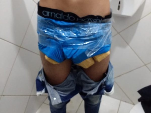 Rapaz foi abordado em um ônibus e disse que pretendia viajar para Porto Alegre. — Foto: Divulgação/PF