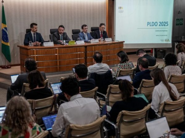 Projeto da Lei de Diretrizes Orçamentárias (LDO) de 2025 foi apresentado nesta segunda - Rafa Neddermeyer/Agência Brasil