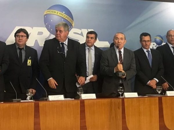 Ministros e representantes dos caminhoneiros durante entrevista no Palácio do Planalto nesta quinta-feira (24) (Foto: Guilherme Mazui/G1)