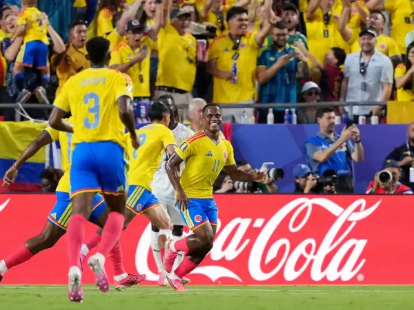 Jhon Arias, da Colômbia, marca o gol da vitória sobre a seleção de Gana
