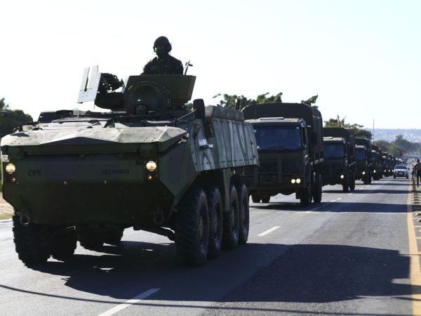 Blindados da Marinha passaram diante do Palácio do Planalto nesta terça-feira (10). — Foto: © Marcelo Camargo/Agência Brasil