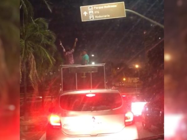 Gravação feita por uma pessoa no trânsito mostra dois amigos em cima do veículo, anunciando a separação de um deles (Foto: Reprodução)