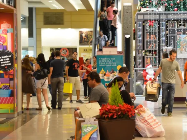 Shopping no centro de Brasília tem movimento intenso no último fim de semana antes do Natal