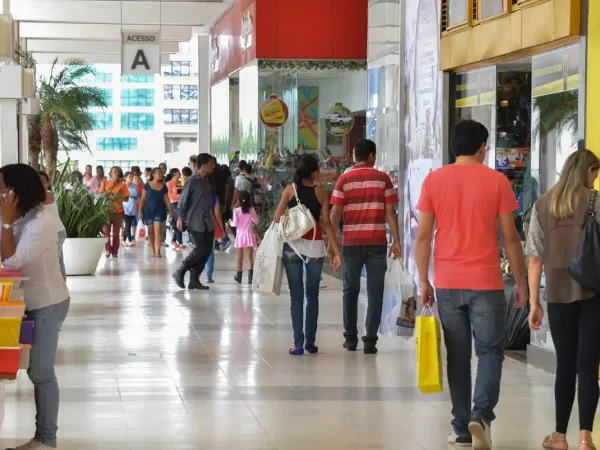 Shopping no centro de Brasília tem movimento intenso no último fim de semana antes do Natal