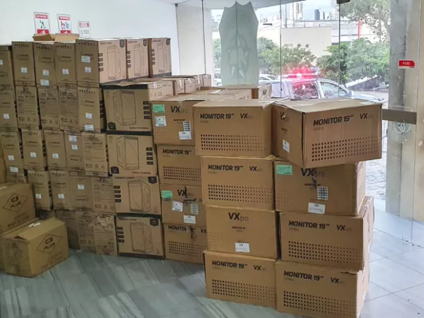 Segundo a Secretaria Estadual do Sistema Prisional, os 114 computadores apreendidos pela Polícia Militar tinham como destino o próprio órgão — Foto: Divulgação
