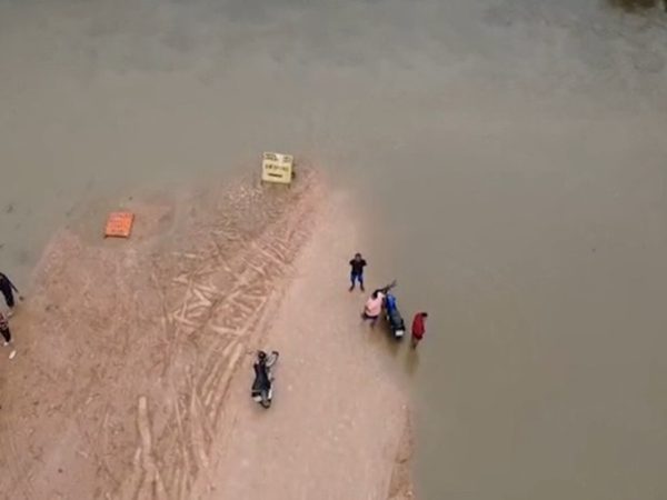Comunidades rurais ficam ilhadas em Rio Tinto, após chuvas na Paraíba — Foto: Reprodução/TV Cabo Branco