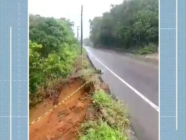 Trecho da rodovia PB-018, no Conde, está interditada por causa do risco de deslizamento causado pela chuva — Foto: TV Cabo Branco/Reprodução