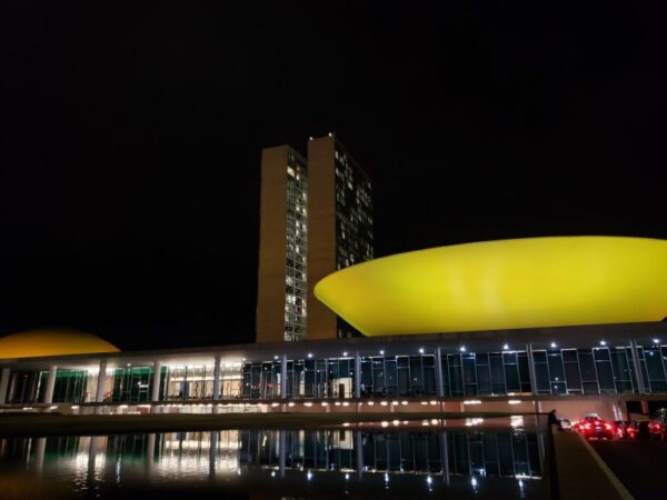 Cúpulas do Congresso Nacional estão iluminadas de amarelo na noite desta terça-feira - Pierre Triboli/Câmara dos Deputados