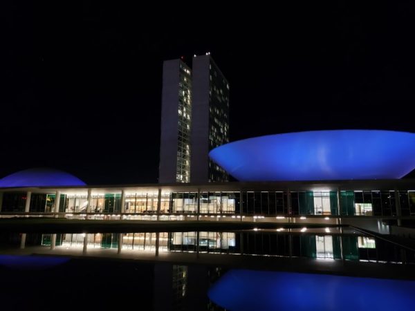 Cúpulas do Senado e da Câmara dos Deputados estão iluminadas de azul - Pierre Triboli/Câmara dos Deputados