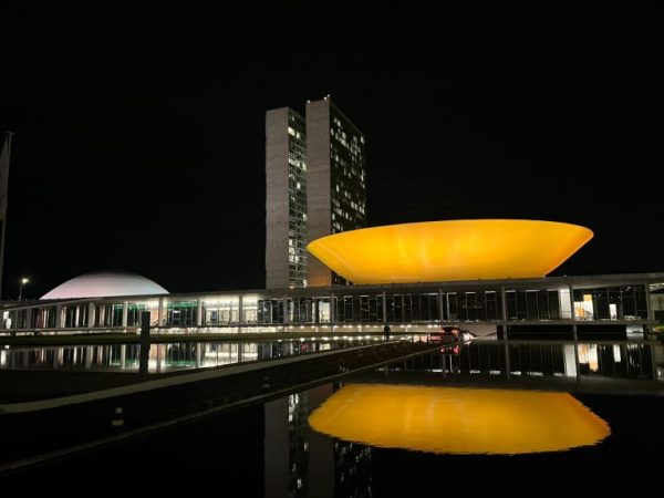Câmara dos Deputados está iluminada de laranja - Ana Chalub