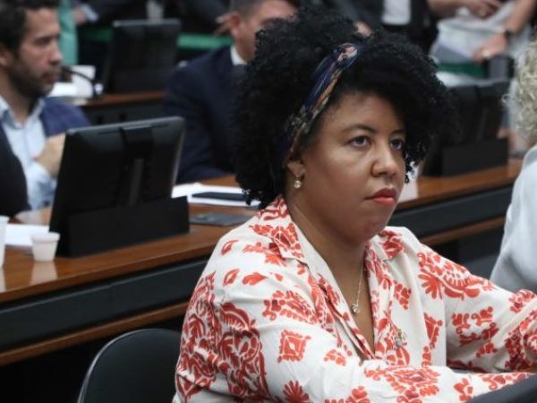 Deputada Jack Rocha fala ao microfone