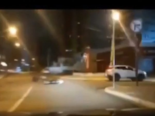 Detalhe de vídeo mostra que o veículo branco cruza a avenida na contramão — Foto: TV Cabo Branco/Reprodução
