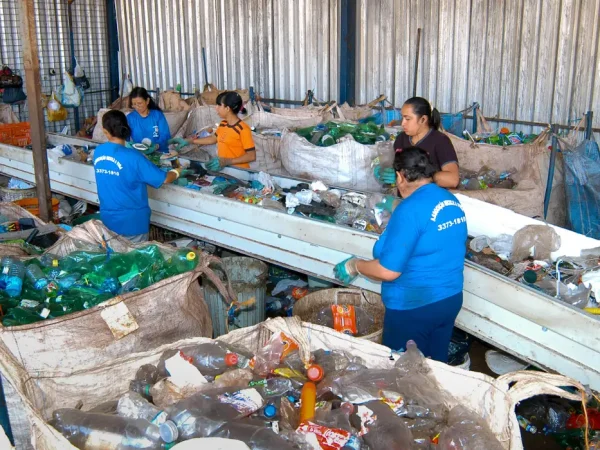 Brasília (DF), 24/03/2025 - Centro de reciclagem de garrafa pet. Foto: Edmar Chaperman/Funasa