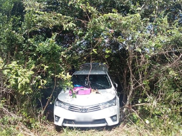 Carro foi roubado, achado em meio a um matagal, depois roubado pela segunda vez e mais uma vez recuperado (Foto: Divulgação/PM)