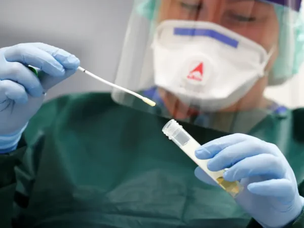 Medidas de proteção contra possíveis infecções por cornoavírus sendo mostradas na clínica universitária de Essen
