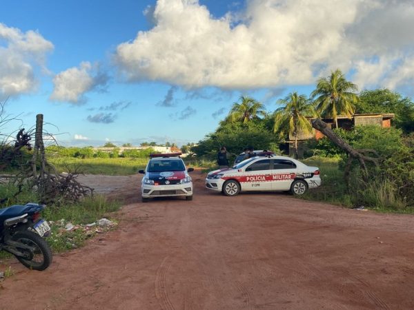 Corpo de motorista por aplicativo foi encontrado no loteamento Praia Grande, na Praia do Poço, em Cabedelo. — Foto: Antônio Vieira/TV Cabo Branco