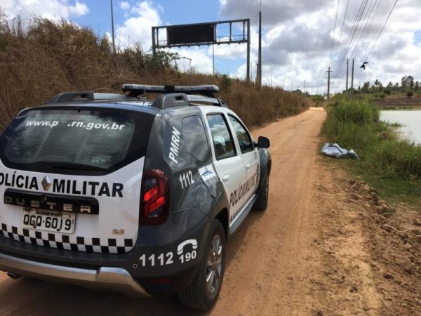 Corpo foi encontrado boiando no açude do Vilar, em Macaíba — Foto: Quézia Oliveira/Inter TV Cabugi