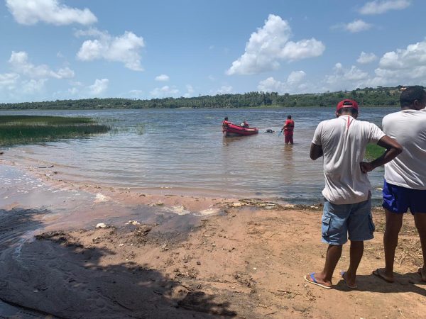 Bombeiros foram acionados para resgatar corpo que foi encontrado boiando na Lagoa de Extremoz, na Grande Natal — Foto: Mariana Rocha/Inter TV Cabugi