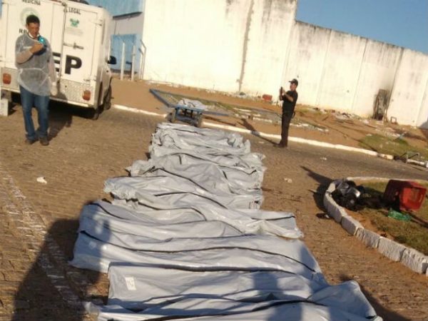 Ao todo, ITEP recolheu corpos de 26 presos em Alcaçuz (Foto: Divulgação/PM)