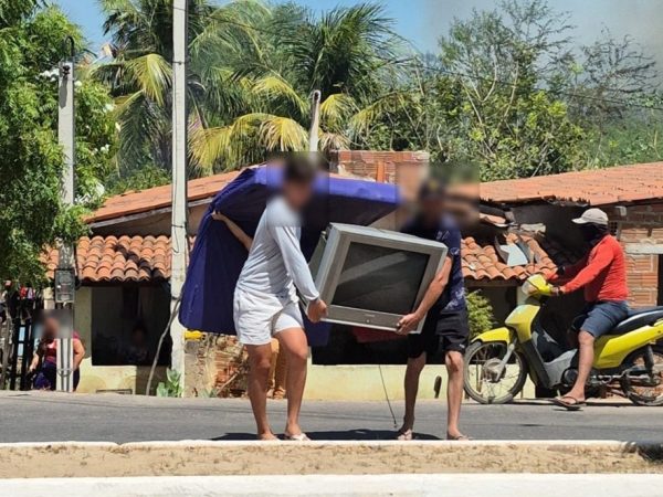 Moradores retirarando TV e colchão de casa com aproximação do incêndio em Carnaubais — Foto: Defesa Civil de Carnaubais