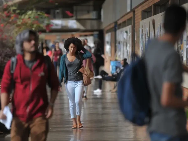 UnB foi a primeira universidade federal a adotar sistema de cotas raciais


UnB reserva vagas para negros desde o vestibular de 2004


Percentual de negros com diploma cresceu quase quatro vezes desde 2000, segundo IBGE