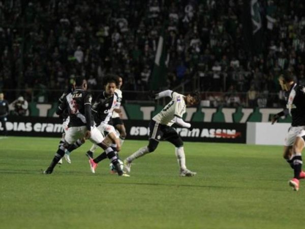 Kleber Gladiador foi o grande destaque do Coritiba, marcando os dois gols da equipe (Foto: Divulgação)