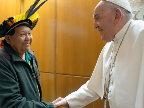 Papa Francisco com o líder yanomami Davi Kopenawa. Foto: Vatican News/Divulgação