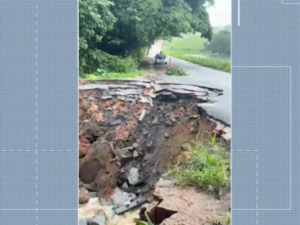 Cratera se abre após fortes chuvas e rodovia PB-032 é interditada parcialmente, na Paraíba — Foto: TV Cabo Branco