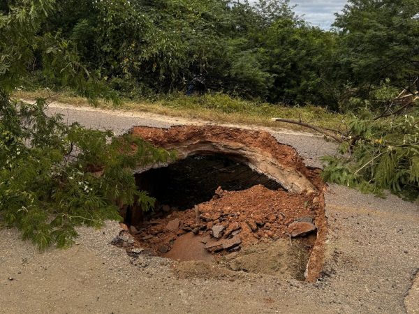 Cratera aberta na RN-117 causou interdição da via no Oeste potiguar — Foto: Prefeitura de Rodolfo Fernandes/Cedida