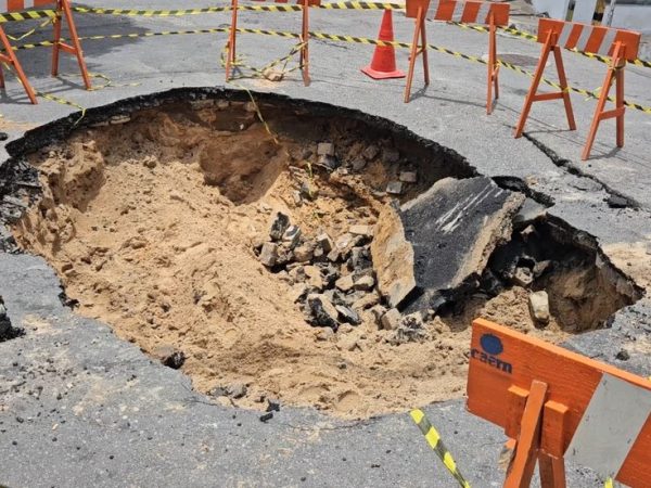 Cratera abriu no bairro Rocas, em Natal — Foto: Brunno Rocha/Inter TV Cabugi