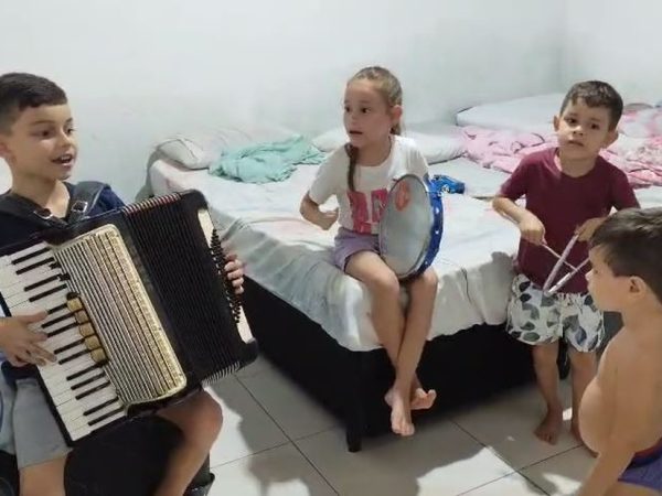 Samuel, de 9 anos, aprendeu a tocar instrumentos musicais desde os 3, e hoje incentiva os irmãos a brincade banda — Foto: Joab Dantas/Arquivo Pessoal