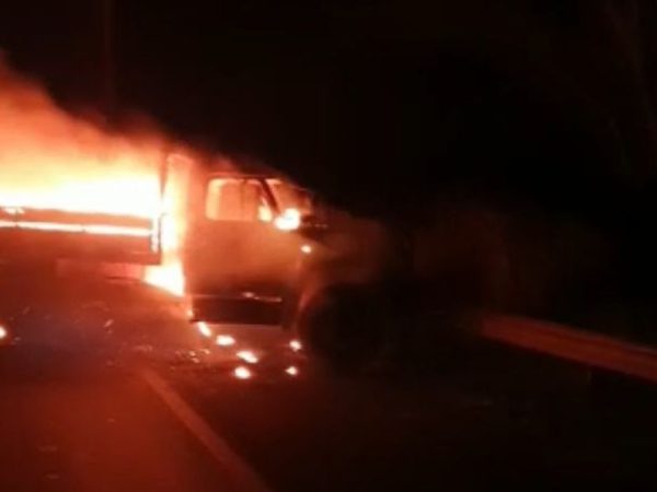 Criminosos atearam fogo em veículos para evitar que policiais cheguem ao local do ataque — Foto: Arquivo pessoal