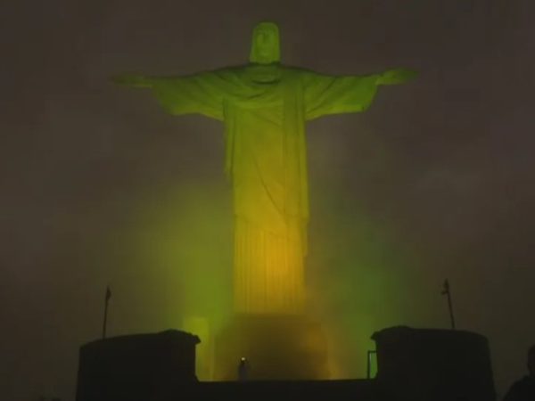 O Cristo Redentor ganhou novas cores na noite desta quinta-feira (29) em homenagem a Pelé. — Foto: Reprodução/Globo News