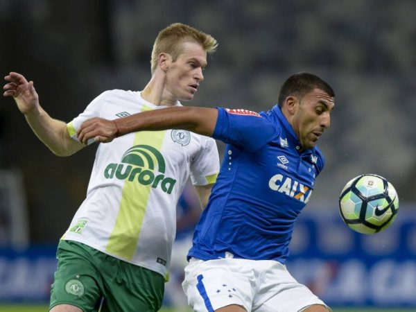 Douglas Grolli foi bem na defesa e ainda marcou o segundo gol da Chapecoense em cima do Cruzeiro (Foto: Washington Alves/CEC)