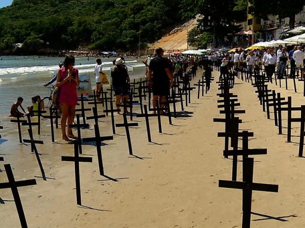 Praia de Ponta Negra, cartão-postal de Natal, virou 'cemitério' durante um protesto realizado contra a violência no estado (Foto: Reprodução/Inter TV Cabugi)