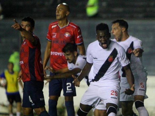 O Vasco fez o dever de casa e venceu por 2 a 0 em São Januário (Foto: Paulo Fernandes/CRVG)