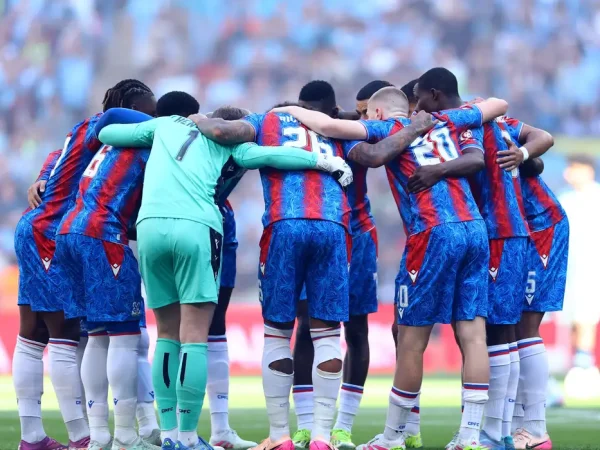 Jogadores do Crystal Palace antes de partida contra o Manchester City
 17/5/2025    Action Images via Reuters/Andrew Boyers